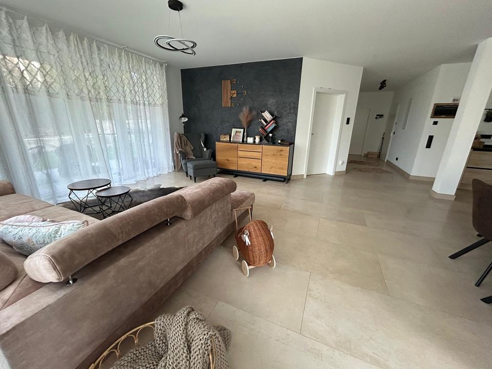 Offene und großzügige 3,5-Zimmer-Wohnung mit Garten & Kamin – Bild 3