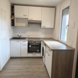 Voll möblierte 3-Zimmer-Wohnung mit Tiefgarage in ruhige Lage