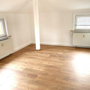 hübsche 3-Zimmer DG Tip-Topmit Kü mit Einbauküche, Bad (Wanne u. Dusche)