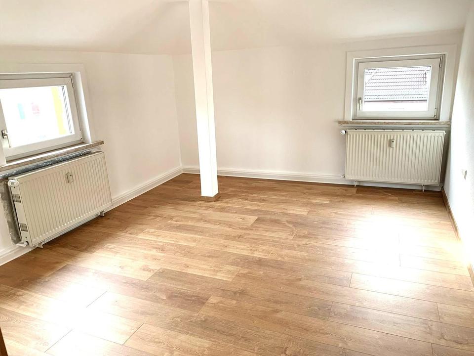 hübsche 3-Zimmer DG Tip-Topmit Kü mit Einbauküche, Bad (Wanne u. Dusche)