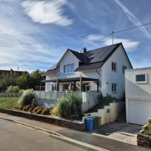 Großzügiges Einfamilienhaus in Massivbauweise mit großem Garten und PV-Anlage - Preis VB