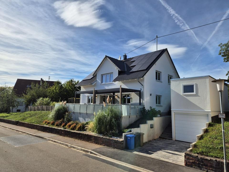 Großzügiges Einfamilienhaus in Massivbauweise mit großem Garten und PV-Anlage - Preis VB