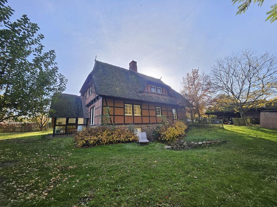 Weide, Wald und Wintergarten - Ein Traumhaus unterm Reetdach