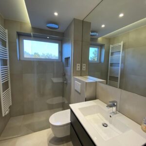 Kernsanierte 3-Zimmer-Wohnung mit Balkon,2 WCs & Luxusbad-barrierefreiem Zugang