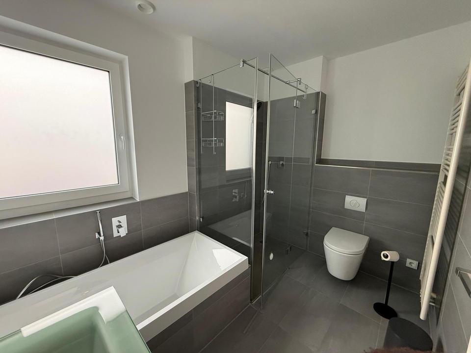 Moderne 2,5-Zimmer-Maisonette mit Balkon, Lift & Stellplatz – ruhige Lage nahe Schloss Alsbach – Bild 11