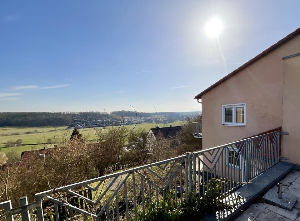 Großzügiges Ein- bis Zweifamilienhaus mt 8.197 qm Grund, PV-Anlage, Wald und Panoramablick – Bild 7