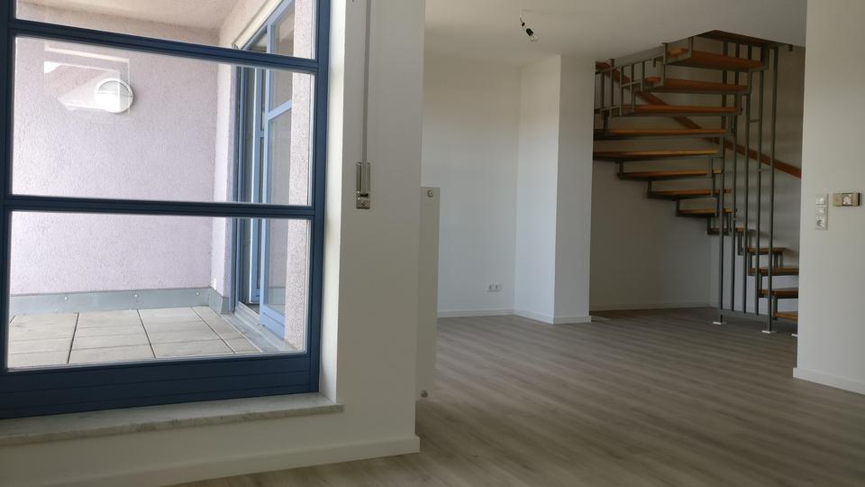 Charmante, Licht-durchflutete 3-Zimmer Maisonette-Wohnung mit großem Balkon und 2 Stellplätzen – Bild 2