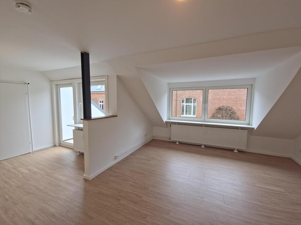 Hochwertig kernsanierte Dachgeschosswohnung mit Südbalkon – moderner Wohnkomfort auf ca. 55,4 m² – Bild 2