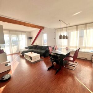 Möblierte 4,5-Zi.-Dachmaisonette mit Galerie, großem Balkon, TG & E-Ladestation