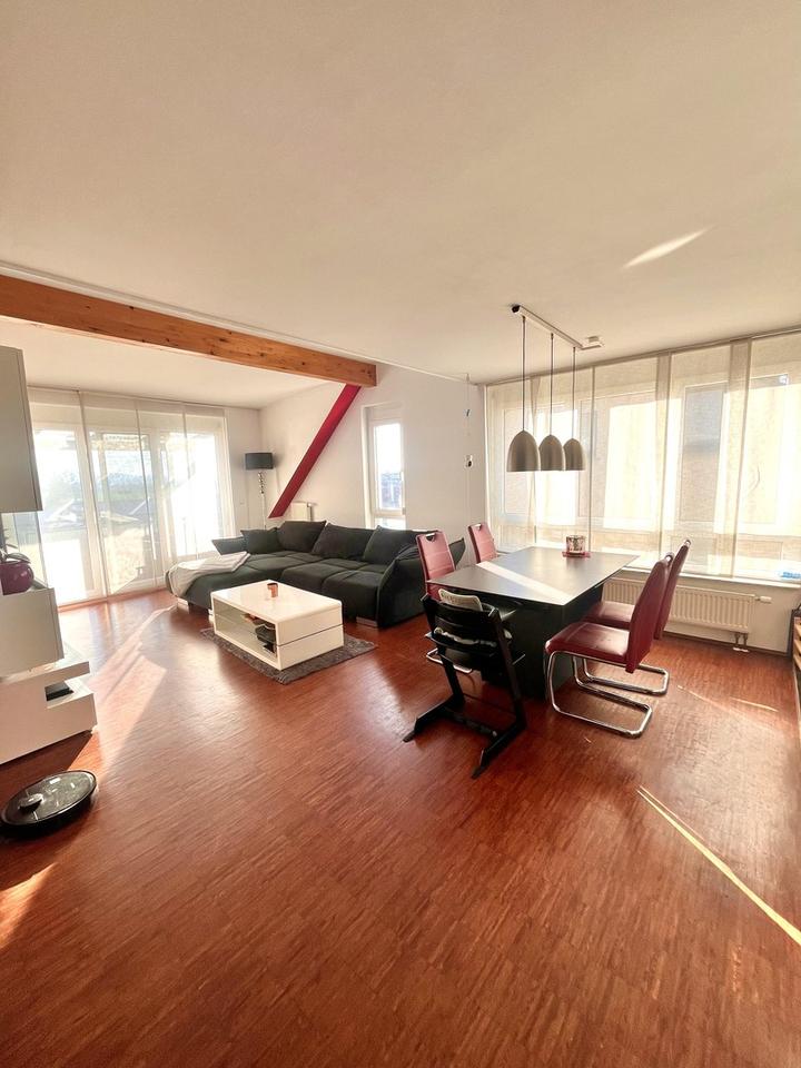 Möblierte 4,5-Zi.-Dachmaisonette mit Galerie, großem Balkon, TG & E-Ladestation