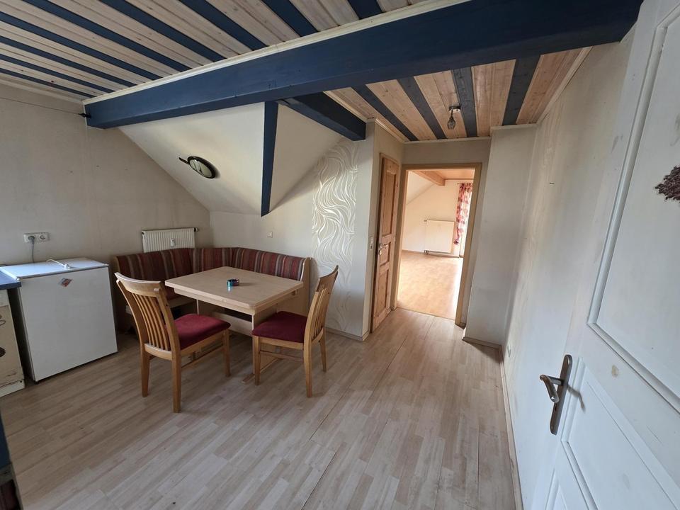 Frisch sanierte Dachgeschosswohnung mit Klimatisierung und Balkon am Ortsrand – Bild 7