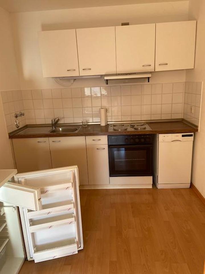 Ab sofort! Helle, ruhige 2-Zi-WHG in Sendling! Kein Balkon! Kleine Küchenzeile! – Bild 4