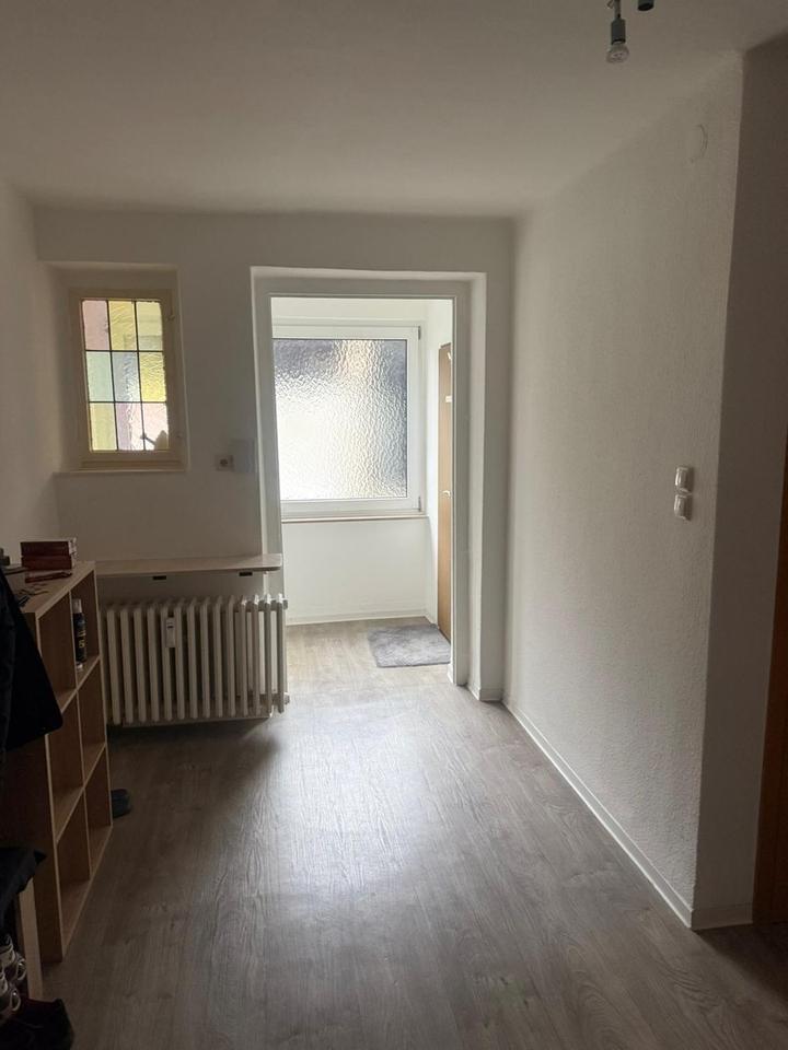 2 Zimmer , Küche ( Einbauküche VB 100 €) Essdiele, Dusche, Gäste-WC – Bild 6