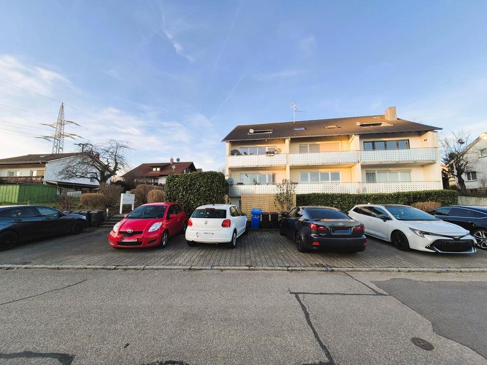 Attraktive 2 Zi, Kü, Bad, Terrasse + kl. Garten und KFZ Stellplatz