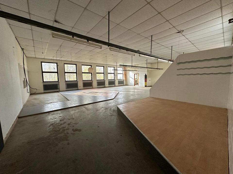 Zentrales Wohn- und Geschäftsgebäude mit Gewerbehalle und PV-Anlage – Bild 8