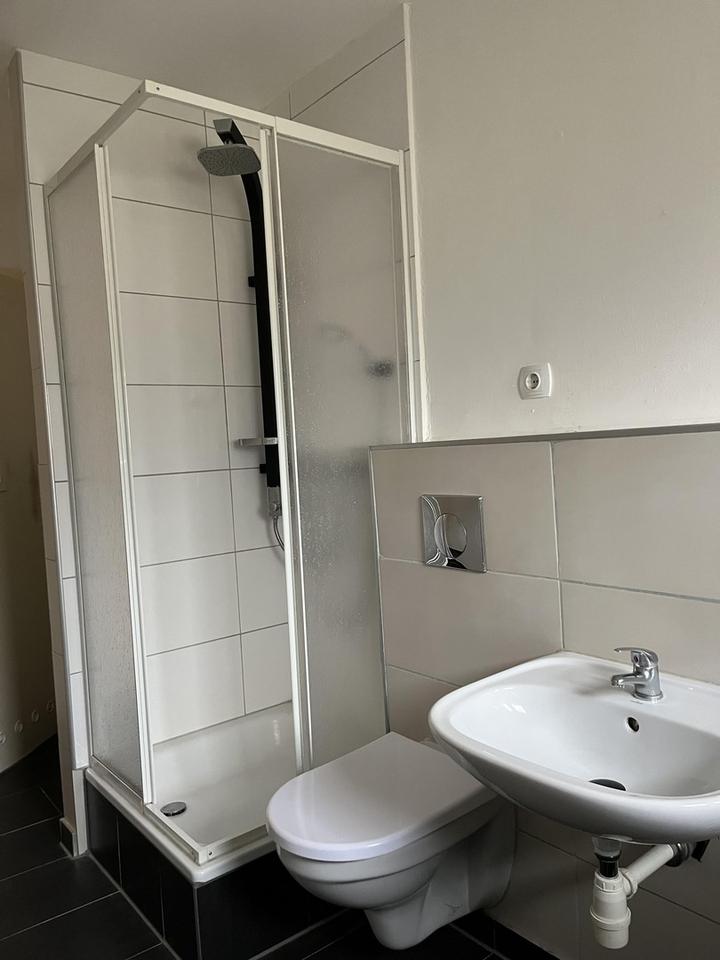 3-Raumwohnung mit modernem Badezimmer und Balkon – Bild 2