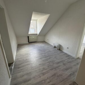 ** Frisch kernsanierte 5-Zimmer-Wohnung im Altbau Dachgeschoss **