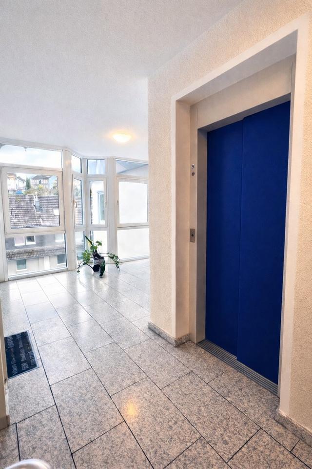 Moderne 2-Zimmer-Wohnung mit Balkon, Carport & Aufzug im Ortskern von Dieringhausen – Bild 2