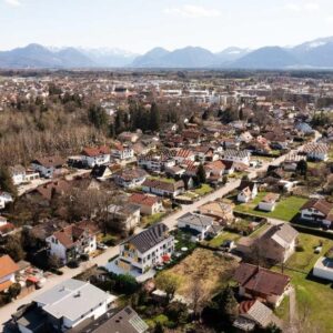 Erstbezug: Neubau-Einfamilienhaus in ruhiger, zentraler Lage mit Bergblick und Carport