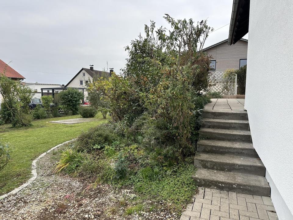 Geräumiges Einfamilienhaus mit schönem Naturgarten und Einzelgarage – Bild 30