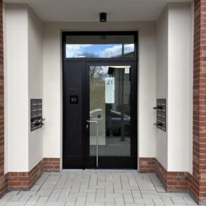 Sorglos Wohnen im Neubau: Barrierefreiheit trifft auf idyllische Stille