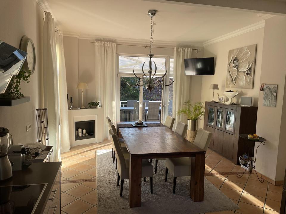 Charmantes Einfamilienhaus geh. Ausstattung mit Bachlauf – Bild 9