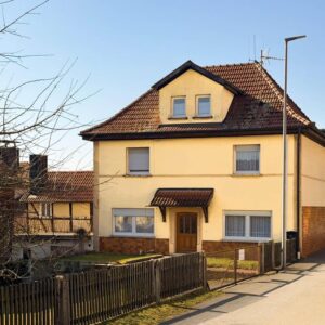 Einfamilienhaus mit Garage, Scheune und großem Garten in schöner Lage