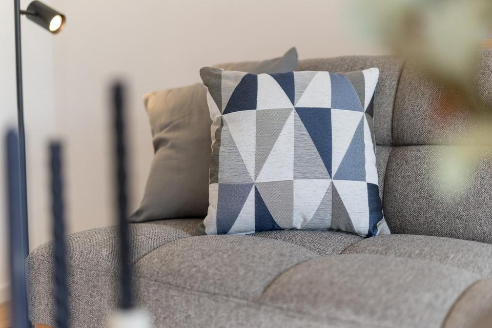 Neu renovierte 2 Zi-Whg m. Balkon voll möbliert mit Schwimmbad – Bild 12