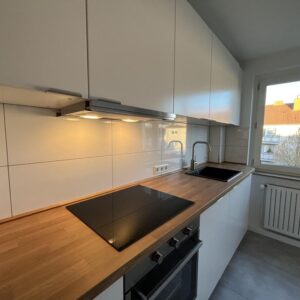 Erstbezug nach Renovierung - 2 Zimmer mit Einbauküche und Balkon