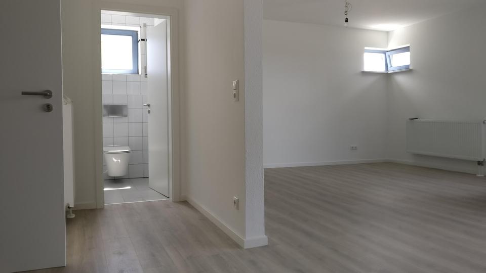 Charmante, Licht-durchflutete 3-Zimmer Maisonette-Wohnung mit großem Balkon und 2 Stellplätzen – Bild 4