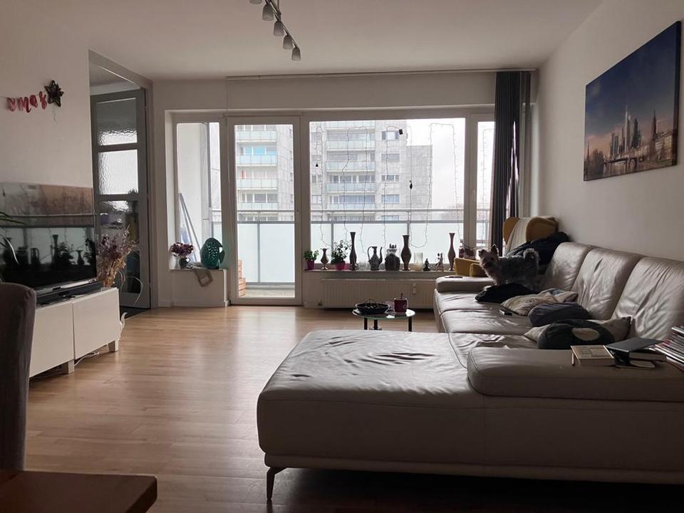 Helle 3-Zimmer-Wohnung mit großem Balkon und traumhaftem Taunusblick