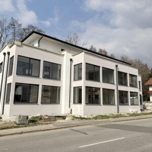 Erstbezug! 3-Zimmer-Neubau mit Süd-Loggia, EBK & Aufzug – Deggendorf-Mietraching