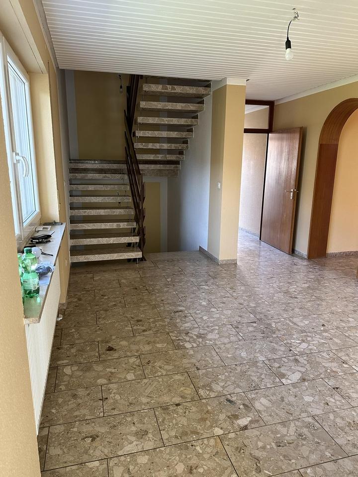 Geräumiges Einfamilienhaus mit schönem Naturgarten und Einzelgarage – Bild 10