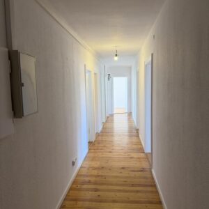 Frisch renovierte 4-Zimmer-Wohnung mit Balkon und Einbauküche!