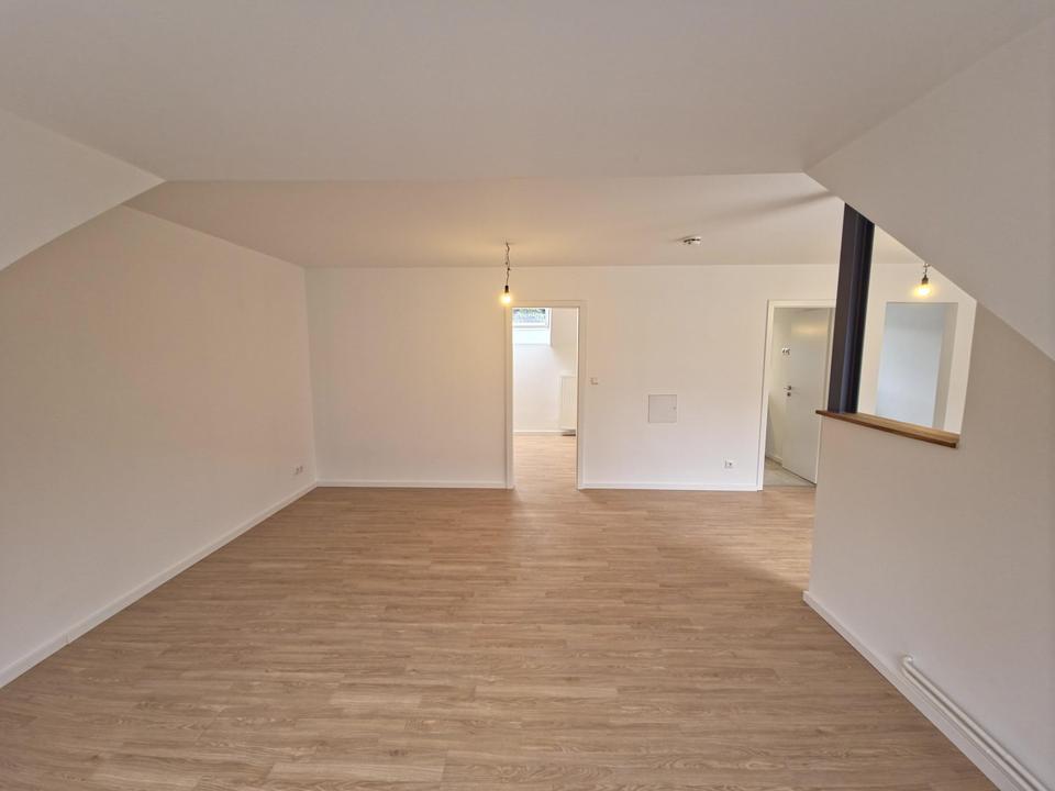 Hochwertig kernsanierte Dachgeschosswohnung mit Südbalkon – moderner Wohnkomfort auf ca. 55,4 m² – Bild 3