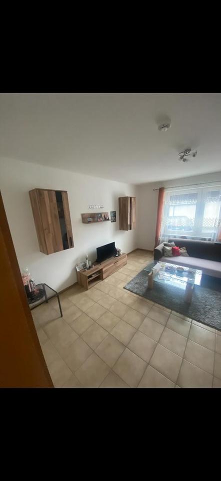 2 Zimmer , Küche ( Einbauküche VB 100 €) Essdiele, Dusche, Gäste-WC – Bild 2