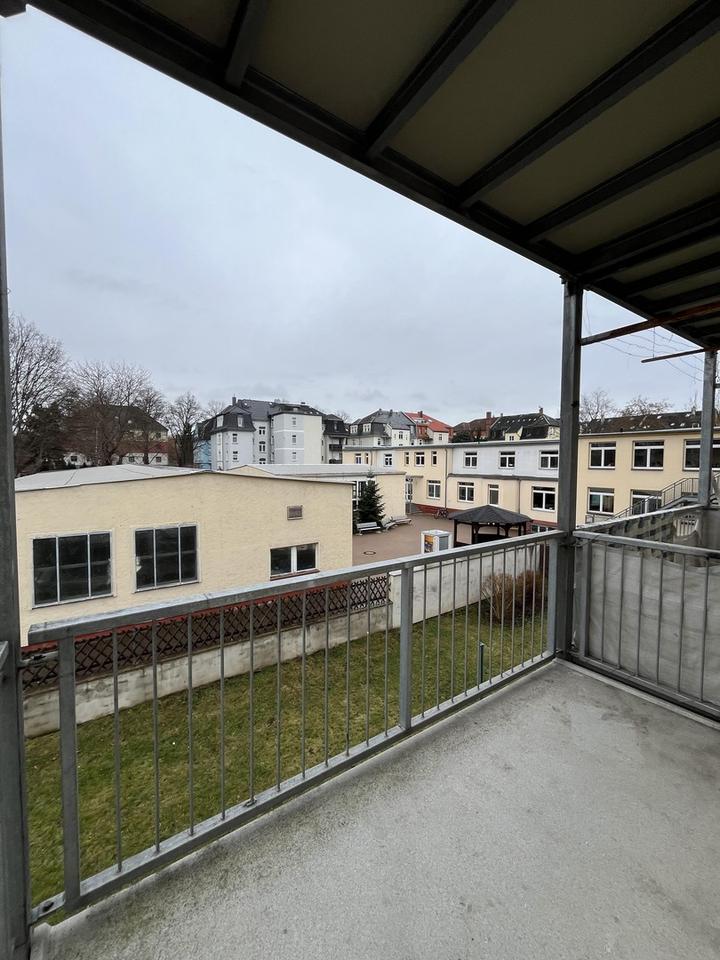3-Raumwohnung mit modernem Badezimmer und Balkon – Bild 4