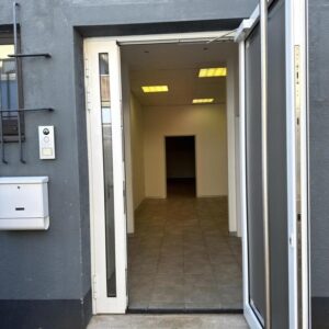 Lager mit Büro und Stellplätzen