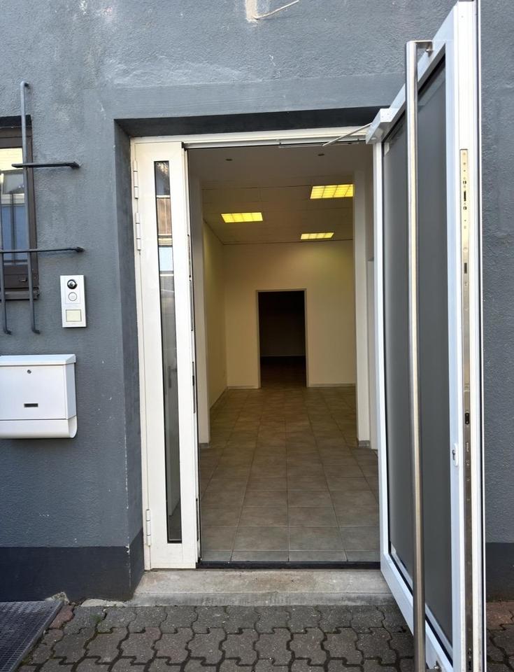 Lager mit Büro und Stellplätzen