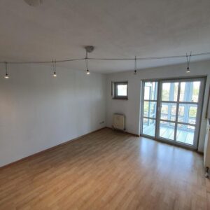 Große 1-Zimmer Wohnung mit separater Küche, großem Balkon und Lift