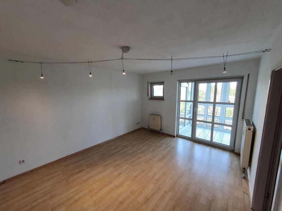 Große 1-Zimmer Wohnung mit separater Küche, großem Balkon und Lift