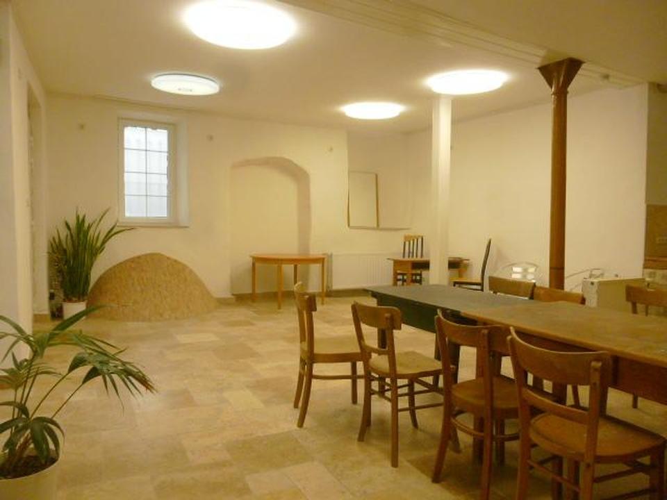 Charaktervolle EG-Wohnung mit Naturstein, Stuck und großzügiger Fensterfront – Bild 3