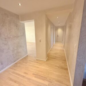 Provisionsfrei! Top-renovierte 3-Zi.-Wohnung mit Balkon, TG & Aufzug