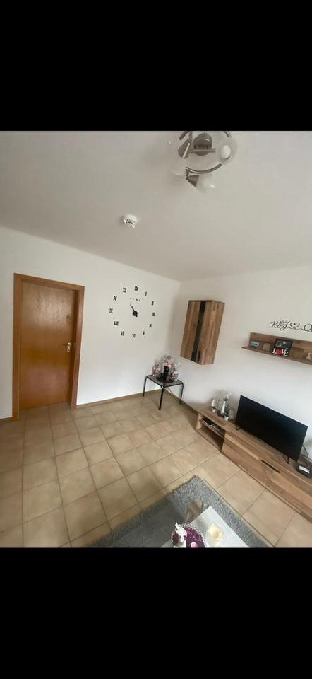 2 Zimmer , Küche ( Einbauküche VB 100 €) Essdiele, Dusche, Gäste-WC – Bild 3