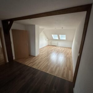 Helle 4-Zimmer-DG-Wohnung | 2 Bäder | große Wohnküche | EBK | Glasfaser