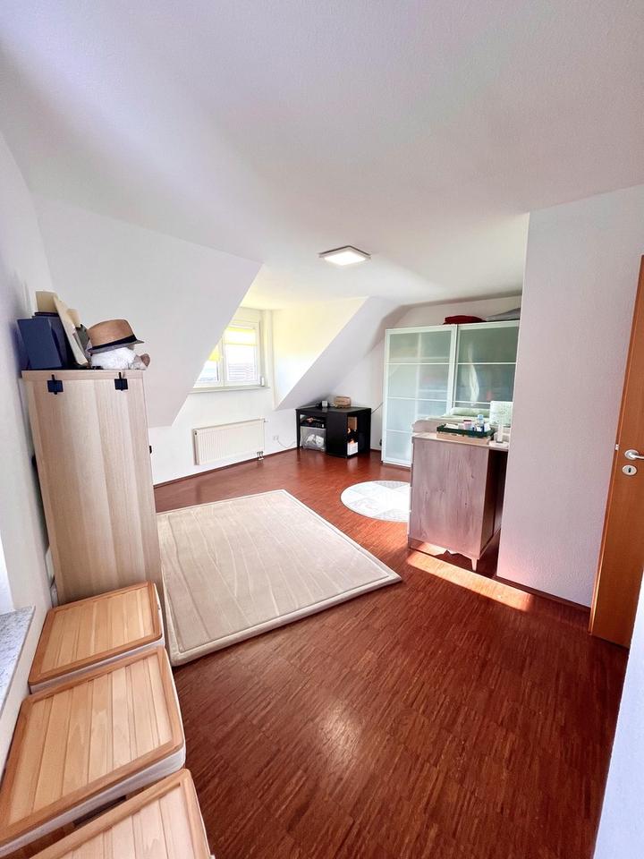 Möblierte 4,5-Zi.-Dachmaisonette mit Galerie, großem Balkon, TG & E-Ladestation – Bild 14