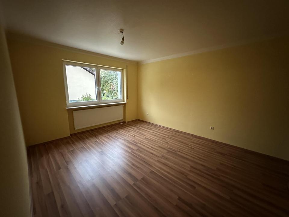 Geräumiges Einfamilienhaus mit schönem Naturgarten und Einzelgarage – Bild 4