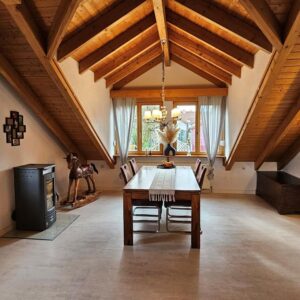 Helle Traum-Maisonette 3,5 Zi. – 4 versetzte Ebenen, Kamin, PV-Anlage & Weitblick!