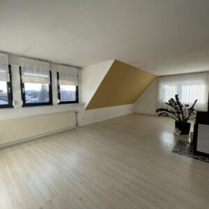 Große 5-Zimmer-DG-Wohnung inkl. EBK, Kaminofen u. herausragendem Preis-Leistungsverhältnis