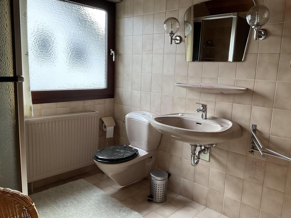 Top gepflegtes, freistehendes Ein- bis Zweifamilienhaus – Bild 25